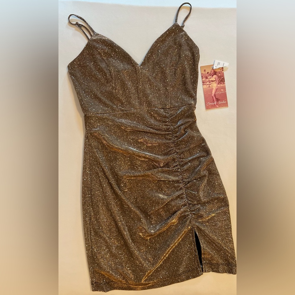 NWT~🌸 Emerald Sundae Shirred Bodycon Dress
Juniors Medium Black Copper...
